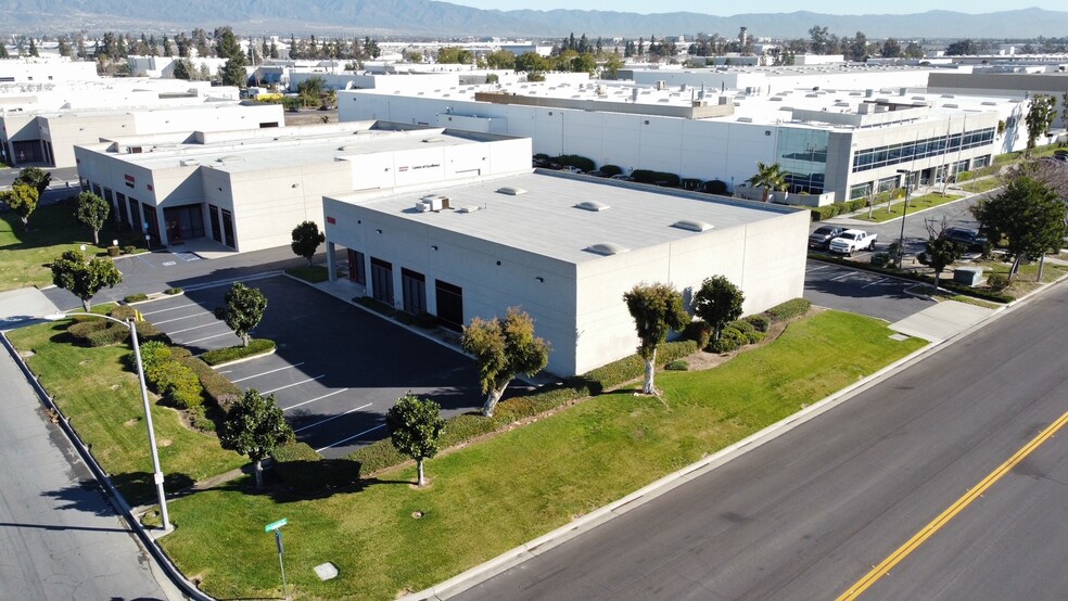 1561 S Vineyard Ave, Ontario, CA à louer - Photo de l’immeuble – Image 2 sur 16