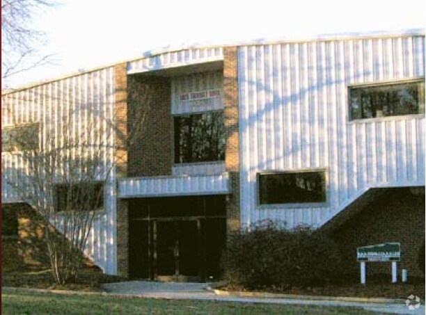 5825 Triangle Dr, Raleigh, NC à louer - Photo de l’immeuble – Image 2 sur 12