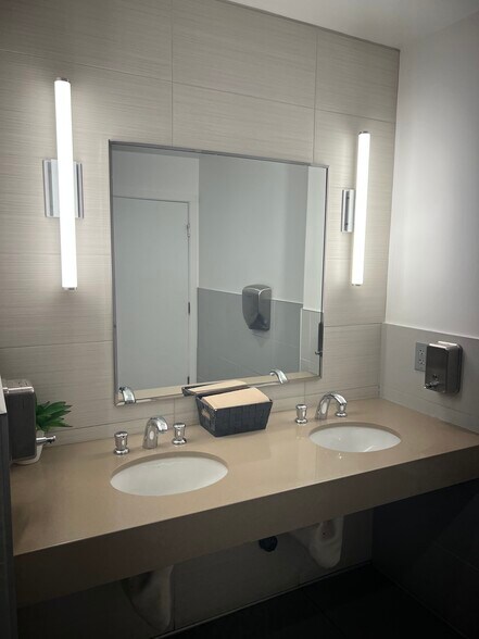 235 W 5th Ave, Escondido, CA à vendre - Photo de l’immeuble – Image 2 sur 13