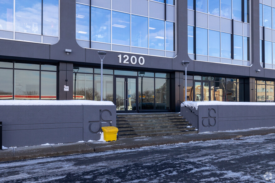 1200 Boul Saint-Martin O, Laval, QC à louer - Photo de l’immeuble – Image 2 sur 8