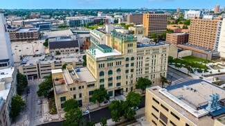 Plus de détails pour 252 E Highland Ave, Milwaukee, WI - Bureau à louer
