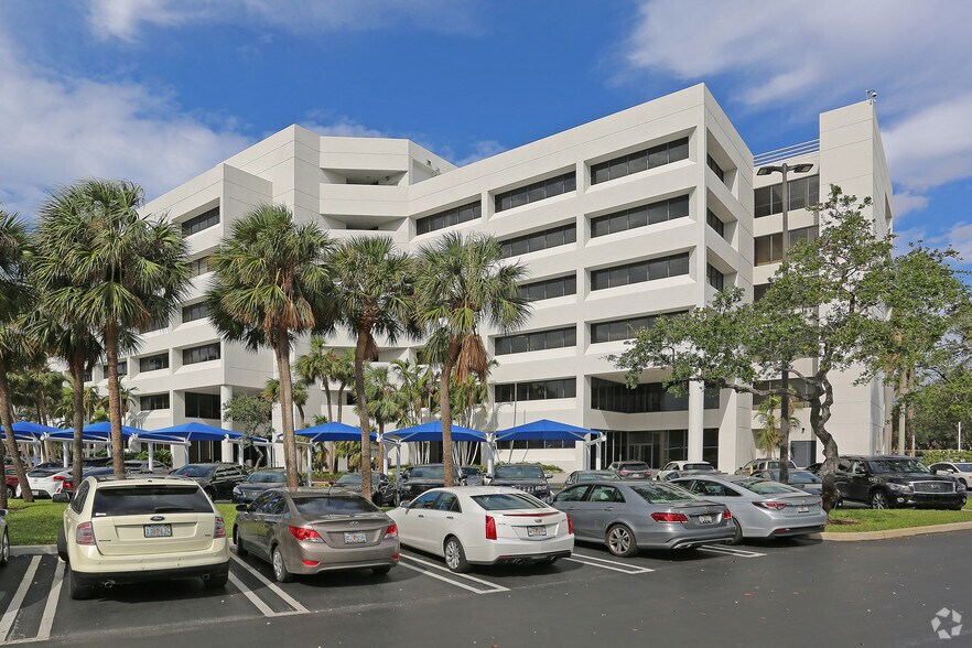 7200 Corporate Center Dr, Miami, FL à louer - Photo de l’immeuble – Image 3 sur 21