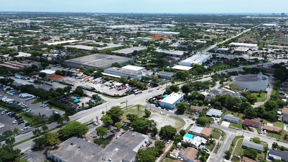 2400 Dr Martin Luther King Jr Blvd, Pompano Beach, FL à vendre - Vidéo sur l’annonce professionnelle – Image 2 sur 9
