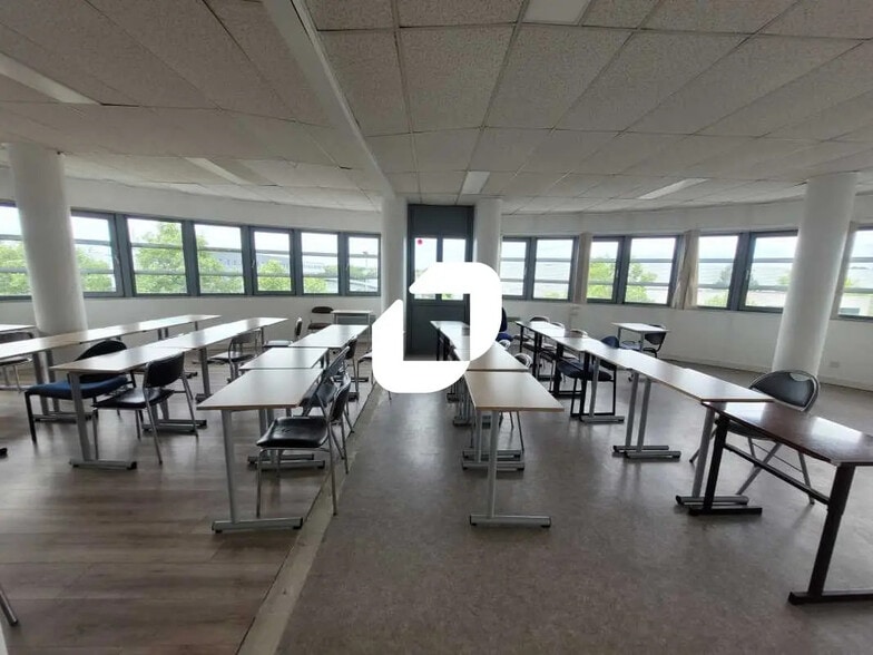 Local d’activités dans Poissy à louer - Photo de l’immeuble – Image 1 sur 18