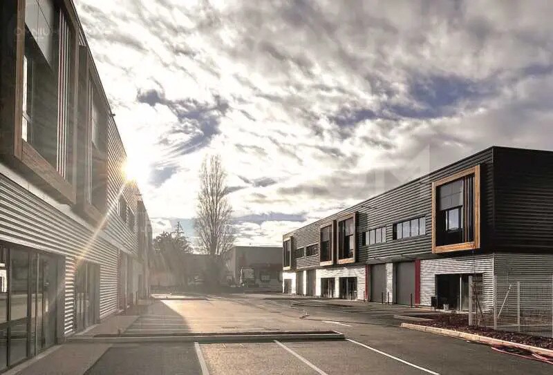 Local d’activités dans Saint-Quentin-Fallavier à louer - Photo de l’immeuble – Image 3 sur 4