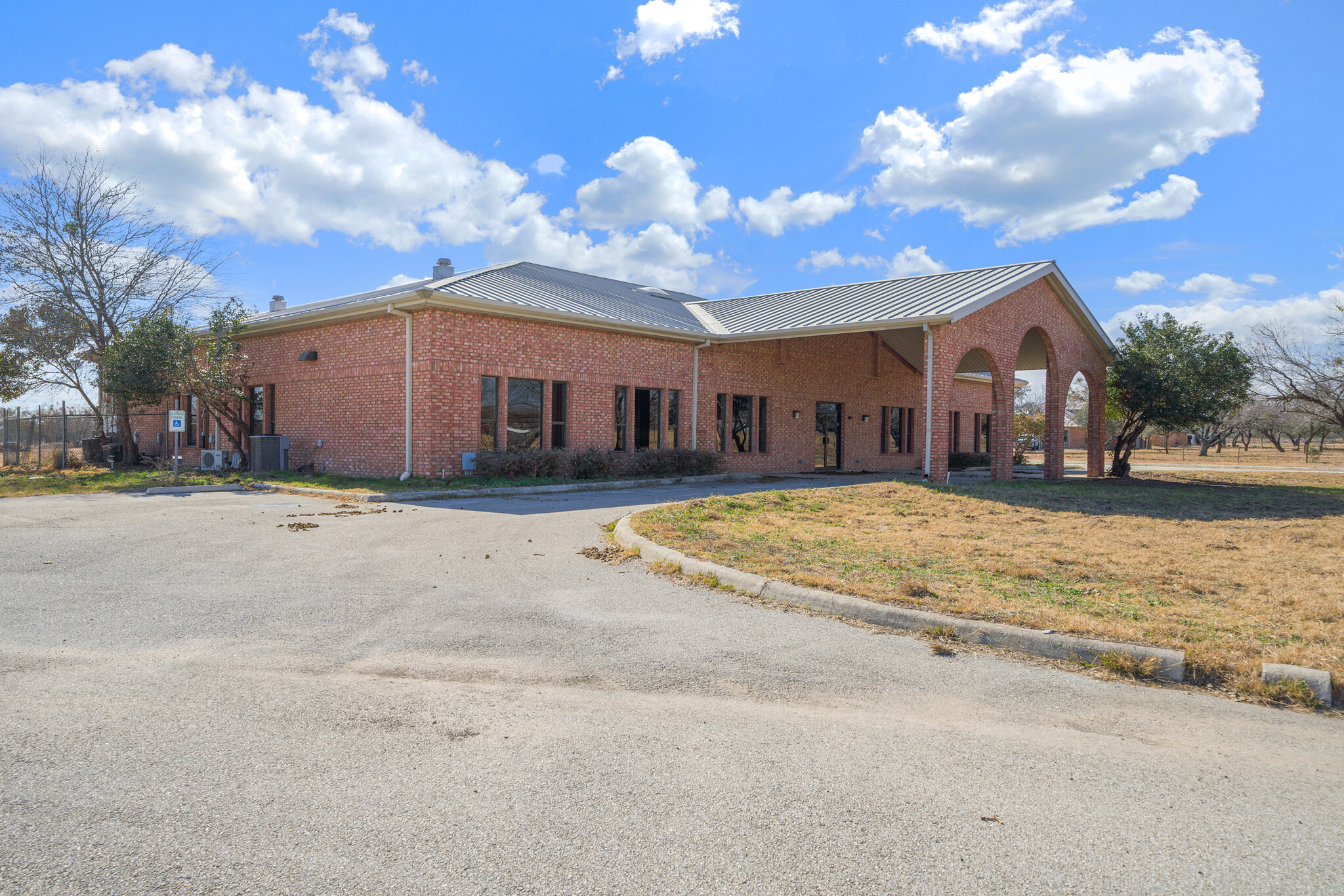 7704 S Loop 1604 E, Elmendorf, TX à louer Photo de l’immeuble– Image 1 sur 7
