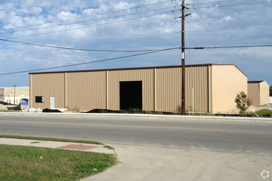 2201 Patterson Industrial Dr, Pflugerville, TX à louer - Photo de l’immeuble – Image 2 sur 22