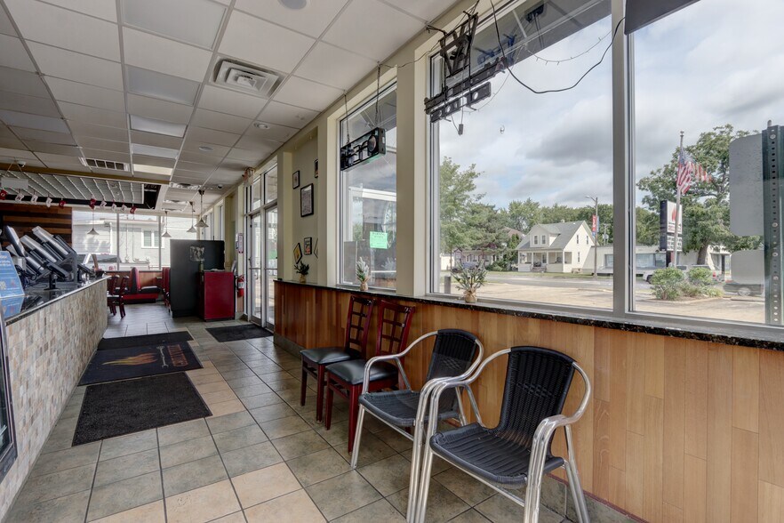 327 S Milwaukee Ave, Libertyville, IL à vendre - Photo de l’immeuble – Image 2 sur 22