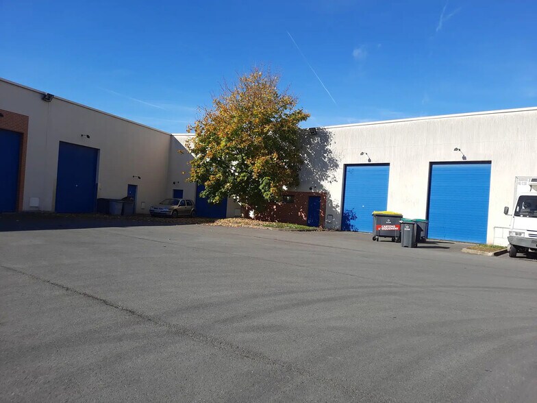 Local d’activités dans Moissy-Cramayel à louer - Photo de l’immeuble – Image 1 sur 5