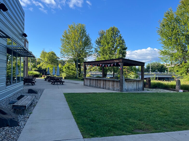 701 W Michigan Ave, Kalamazoo, MI à vendre - Photo de l’immeuble – Image 3 sur 22