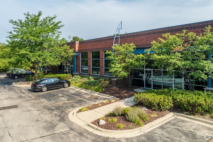 2330 N Hammond Dr, Schaumburg, IL à louer - Photo de l’immeuble – Image 2 sur 6