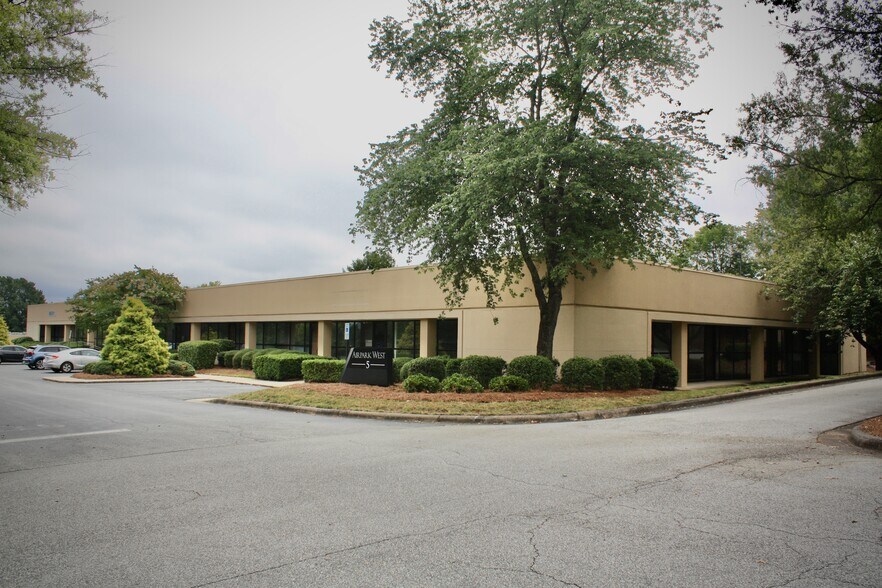 7817 National Service Rd, Greensboro, NC à louer - Photo de l’immeuble – Image 2 sur 17