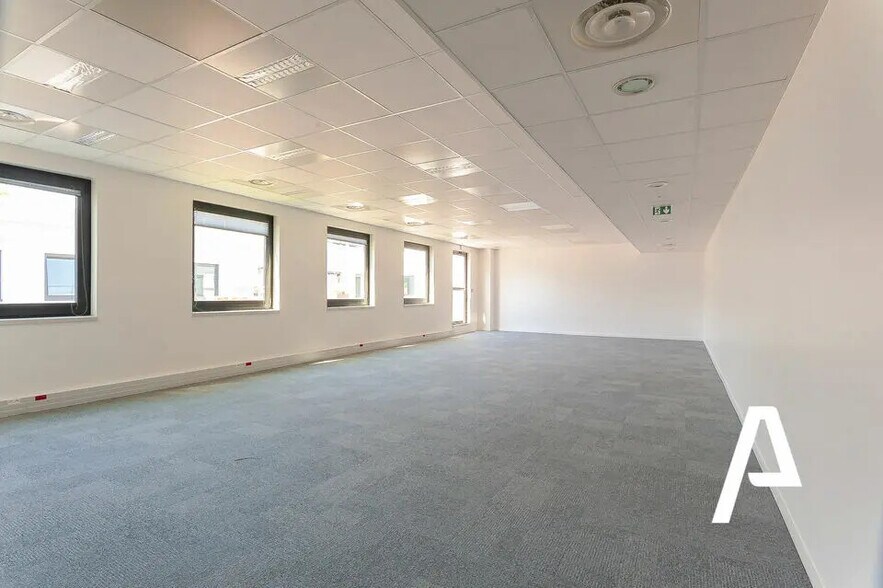 Local d’activités dans Villebon-sur-Yvette à louer - Photo de l’immeuble – Image 3 sur 6