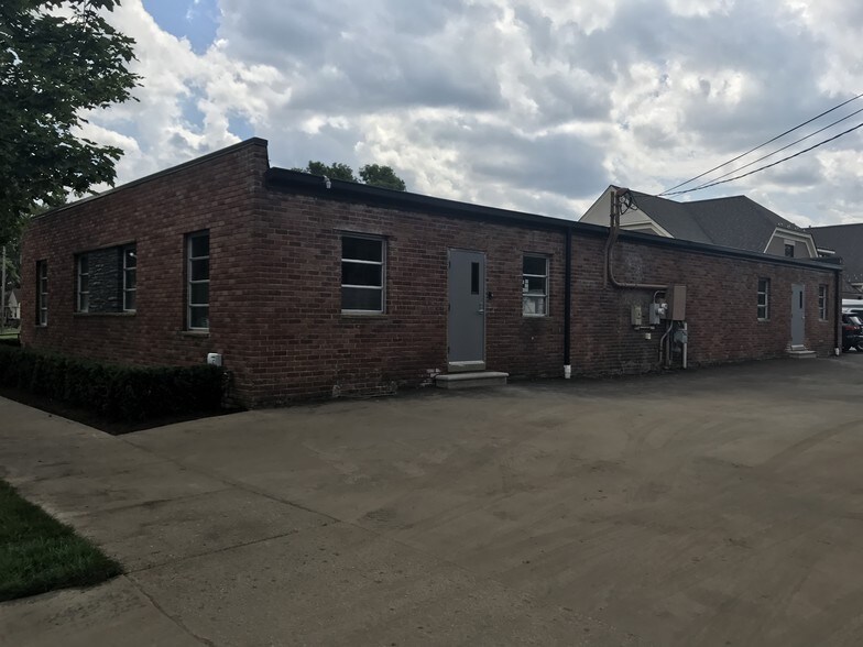 2075 E 14 Mile Rd, Birmingham, MI à louer - Photo de l’immeuble – Image 2 sur 18