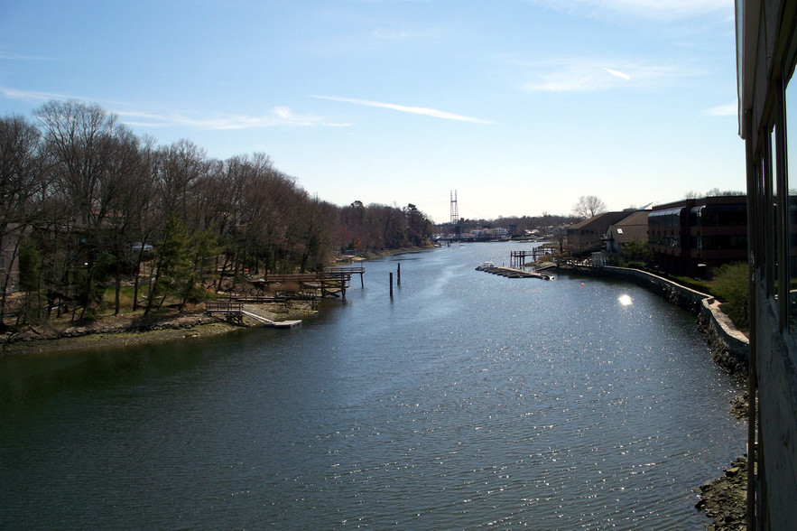 251 Riverside Ave, Westport, CT à louer - Photo de l’immeuble – Image 2 sur 2