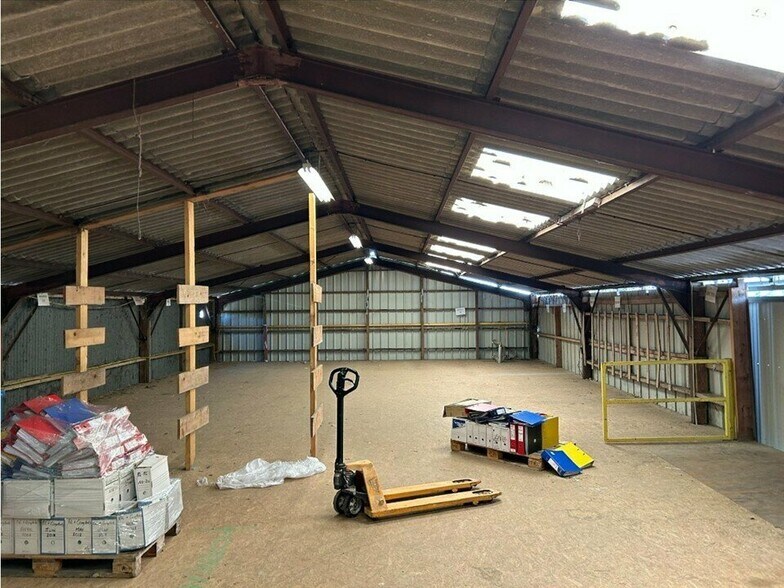 Local commercial dans Buchy à louer - Photo de l’immeuble – Image 2 sur 5
