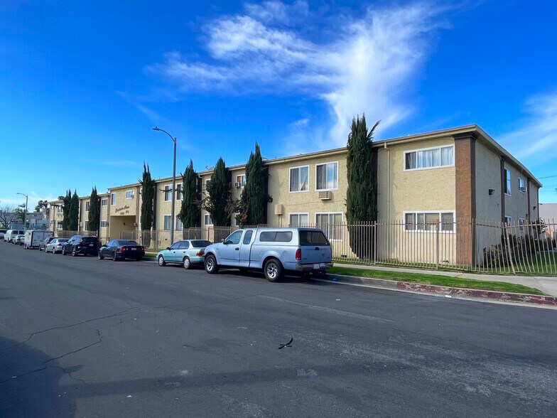 13103 Barbara Ann St, North Hollywood, CA à vendre - Photo de l’immeuble – Image 3 sur 13