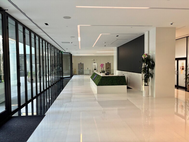 5200 W Century Blvd, Los Angeles, CA à louer - Hall d’entrée – Image 2 sur 17