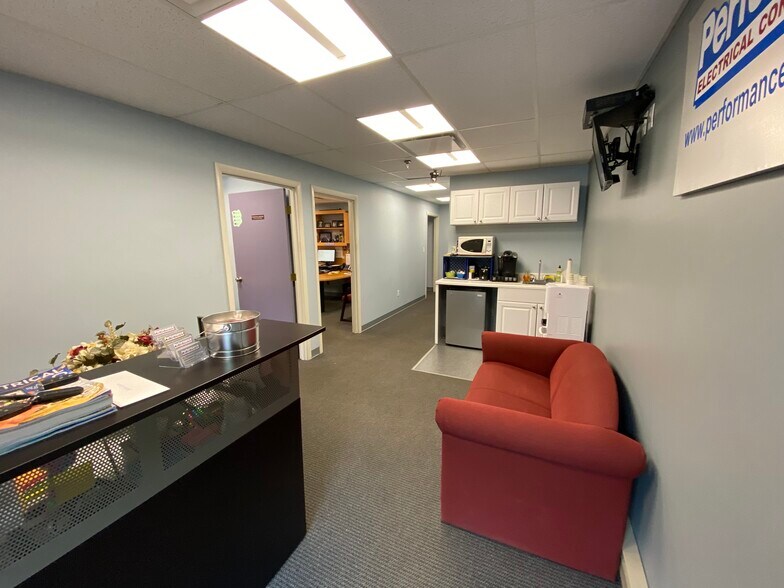 275 Centre St, Holbrook, MA à louer - Photo de l’immeuble – Image 3 sur 18