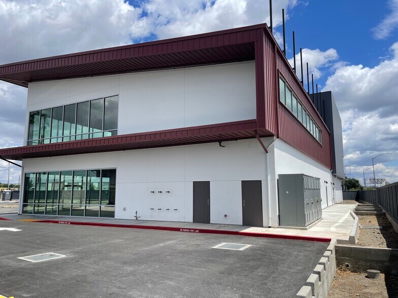 4657 W Capitol Ave, West Sacramento, CA à vendre - Photo de l’immeuble – Image 3 sur 7