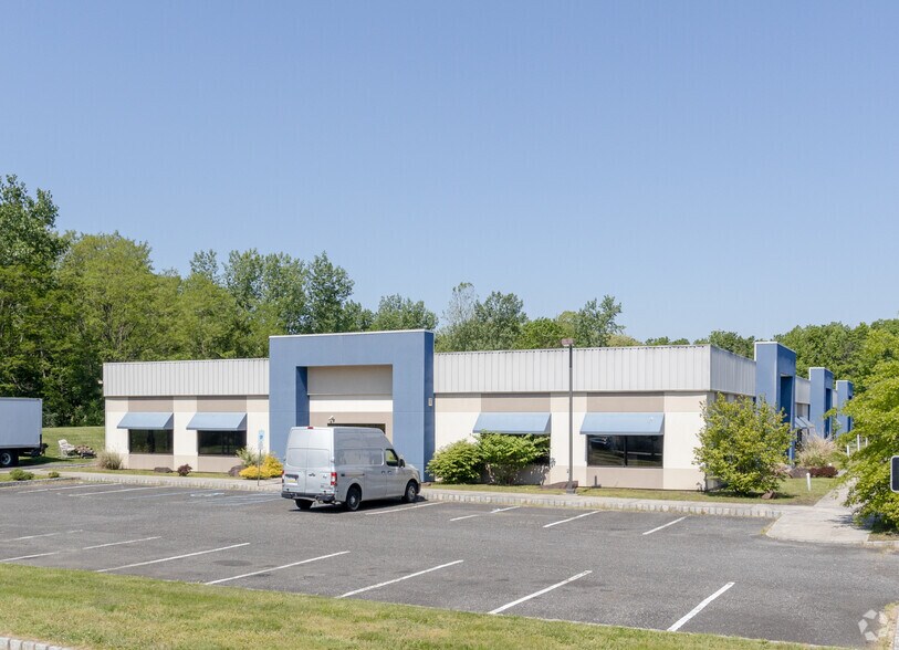 5 Nami Ln, Hamilton, NJ à vendre - Photo de l’immeuble – Image 3 sur 12