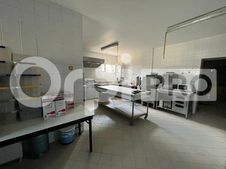 Local d'activités dans Istres à vendre - Photo de l’immeuble – Image 3 sur 4