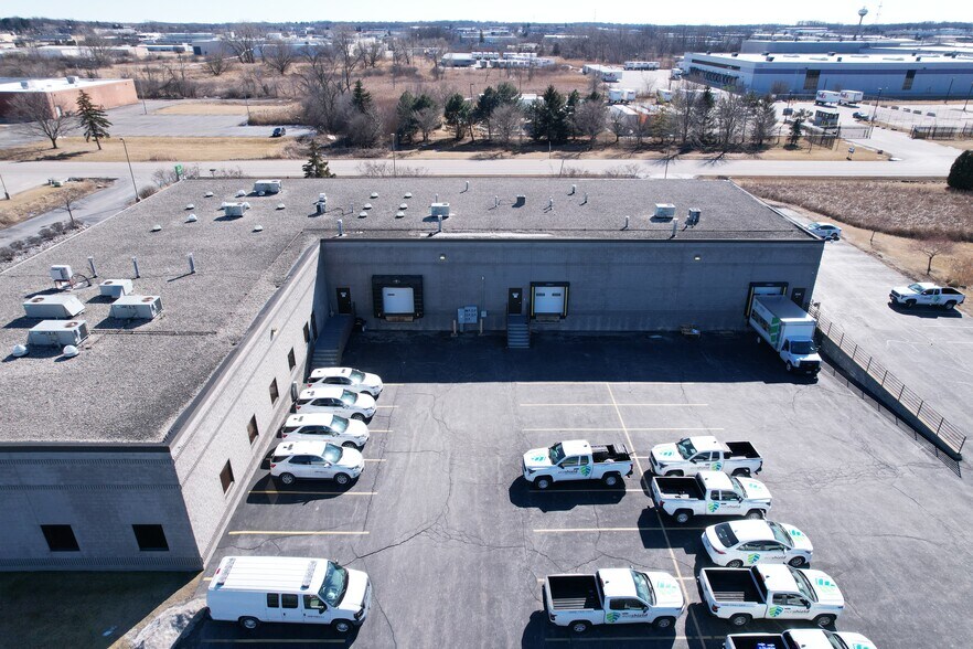 16520-16540 W Rogers Dr, New Berlin, WI à louer - Photo de l’immeuble – Image 3 sur 6