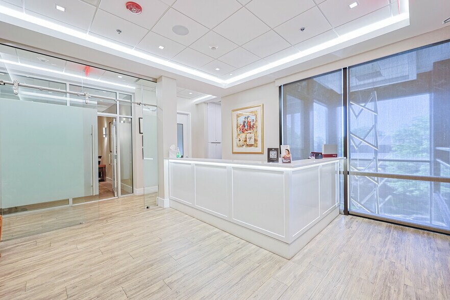 833 Northern Blvd, Great Neck, NY à louer - Photo intérieure – Image 3 sur 17