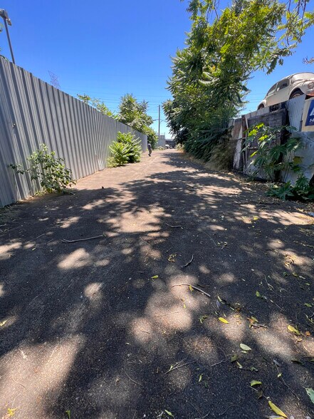 2111 E 90th St, Los Angeles, CA à louer - Photo de l’immeuble – Image 3 sur 10