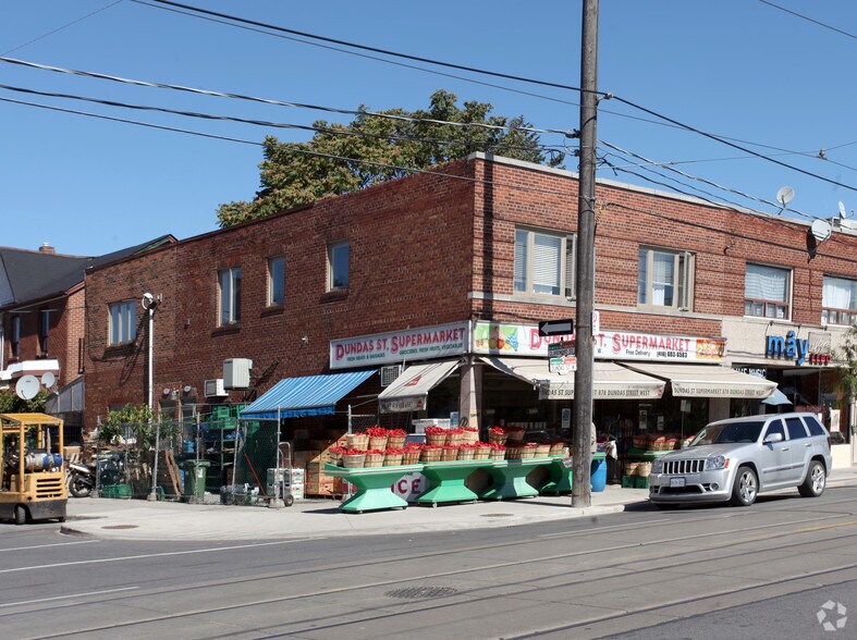 878-880 Dundas St W, Toronto, ON à vendre - Photo de l’immeuble – Image 2 sur 2