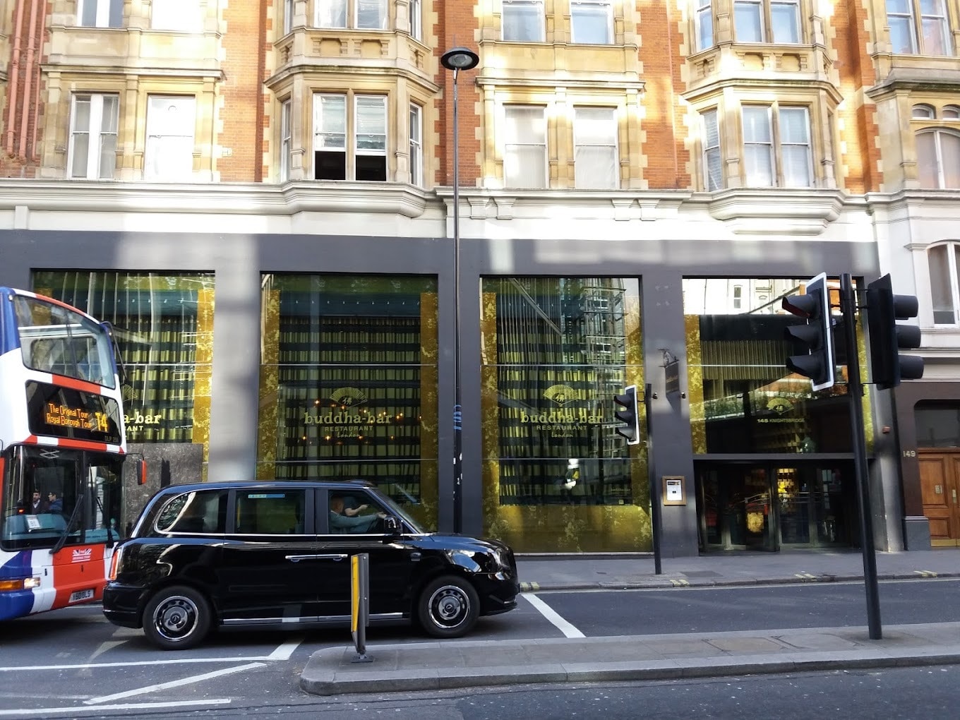 145 Knightsbridge, Londres à louer Photo principale– Image 1 sur 6