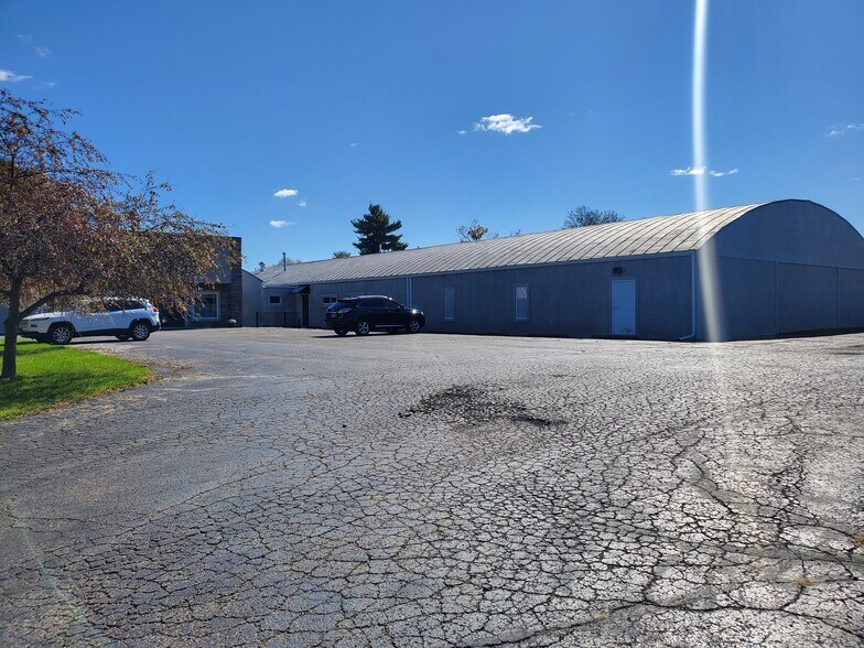 806 Harcourt Rd, Mount Vernon, OH à louer - Photo de l’immeuble – Image 2 sur 6