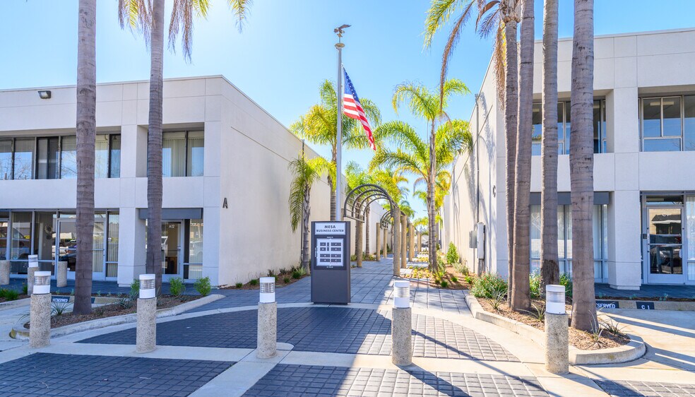 711 W 17th St, Costa Mesa, CA à vendre - Photo de l’immeuble – Image 1 sur 7