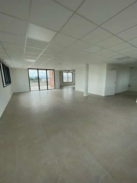 Bureau dans Avignon à vendre - Photo de l’immeuble – Image 2 sur 8