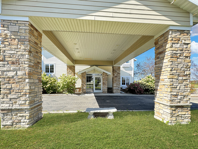 1515 Planeview Dr, Oshkosh, WI à vendre - Photo de l’immeuble – Image 3 sur 30