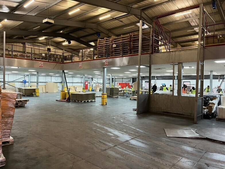 21 St Andrews Way, Londres à louer - Photo de l’immeuble – Image 3 sur 10