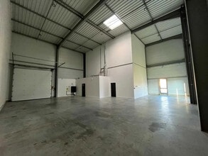 Local d’activités dans Neuville-sur-Saône à louer Photo intérieure– Image 1 sur 11