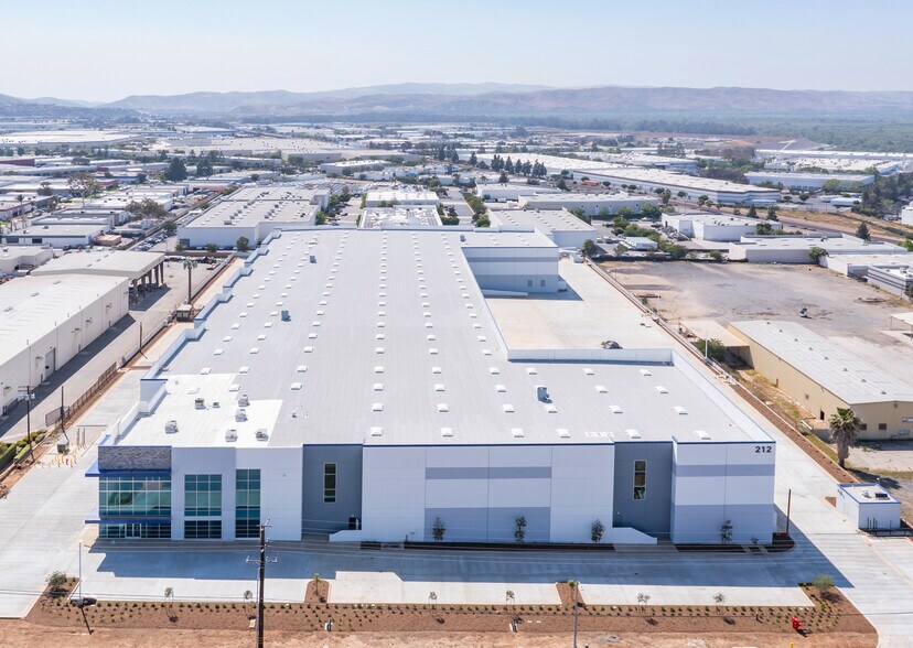 212 N Smith Ave, Corona, CA à louer - Photo de l’immeuble – Image 3 sur 17