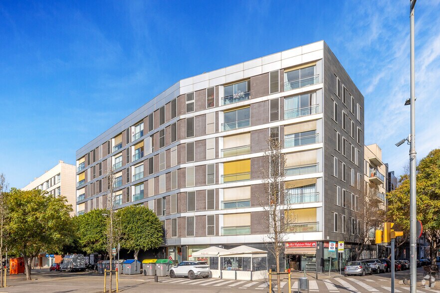 Immeuble residentiel dans L'Hospitalet de Llobregat, Barcelona à vendre - Photo principale – Image 1 sur 2