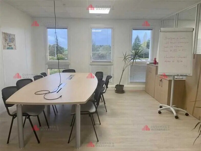 Bureau dans Quetigny à louer - Photo de l’immeuble – Image 3 sur 5