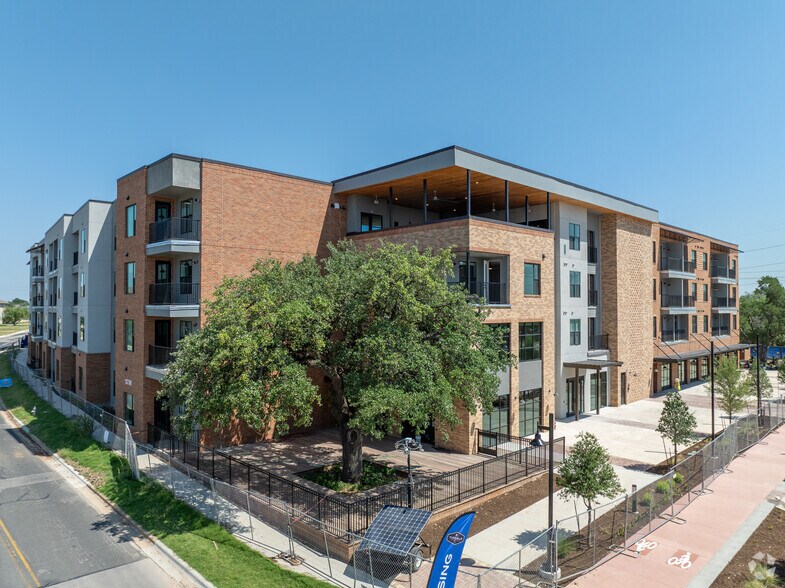 13701 Lyndhurst St, Austin, TX à louer - Photo principale – Image 1 sur 37