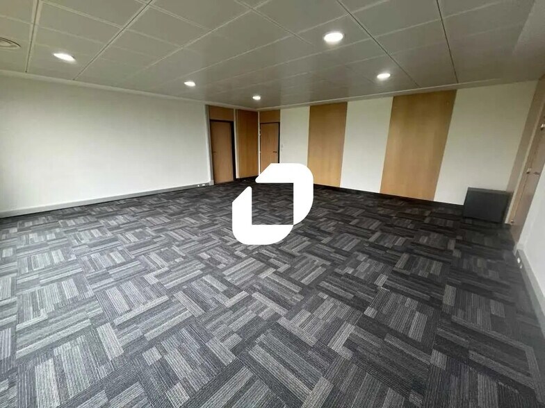 Bureau dans Évry-Courcouronnes à vendre - Photo de l’immeuble – Image 3 sur 7