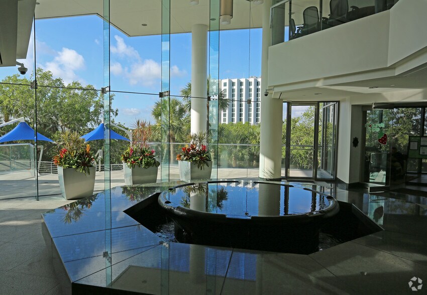 2701 N Rocky Point Dr, Tampa, FL à louer - Hall d’entrée – Image 3 sur 9