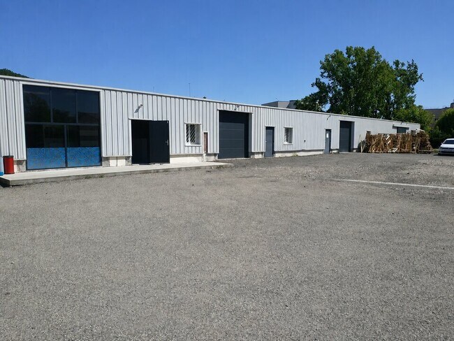 Plus de détails pour Local d’activités à vendre