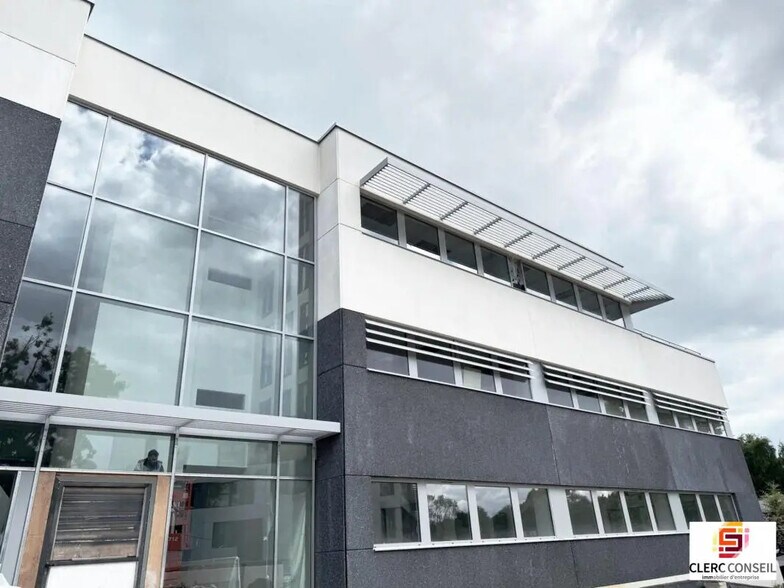 Bureau dans Mont-Saint-Aignan à louer - Photo de l’immeuble – Image 2 sur 10