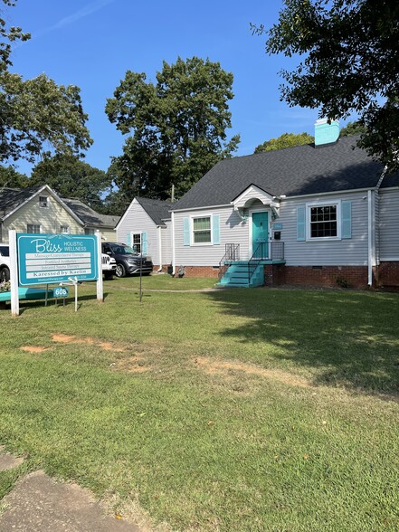 608 Grove Rd, Greenville, SC à louer - Photo de l’immeuble – Image 1 sur 8