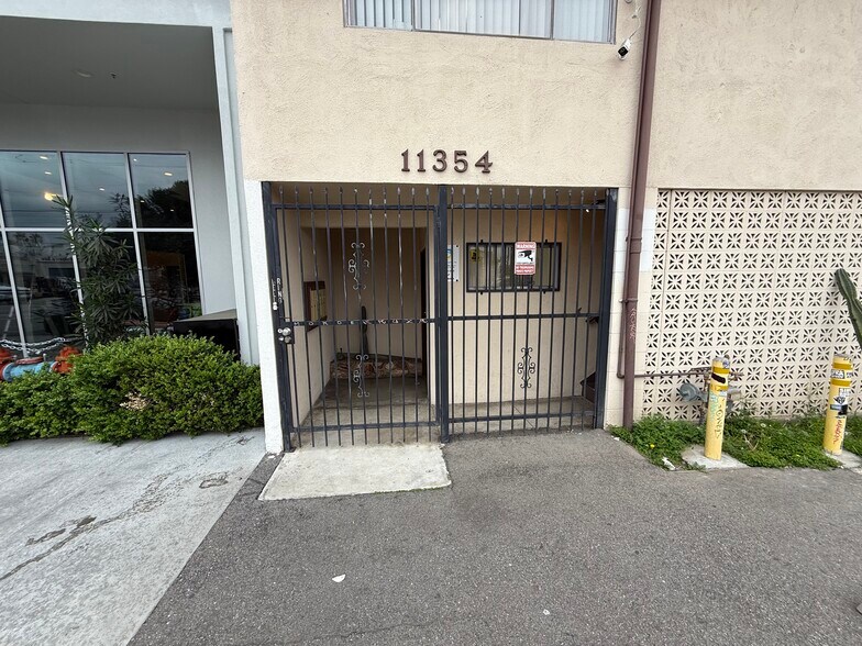 11354 Burbank Blvd, North Hollywood, CA à louer - Photo de l’immeuble – Image 3 sur 18