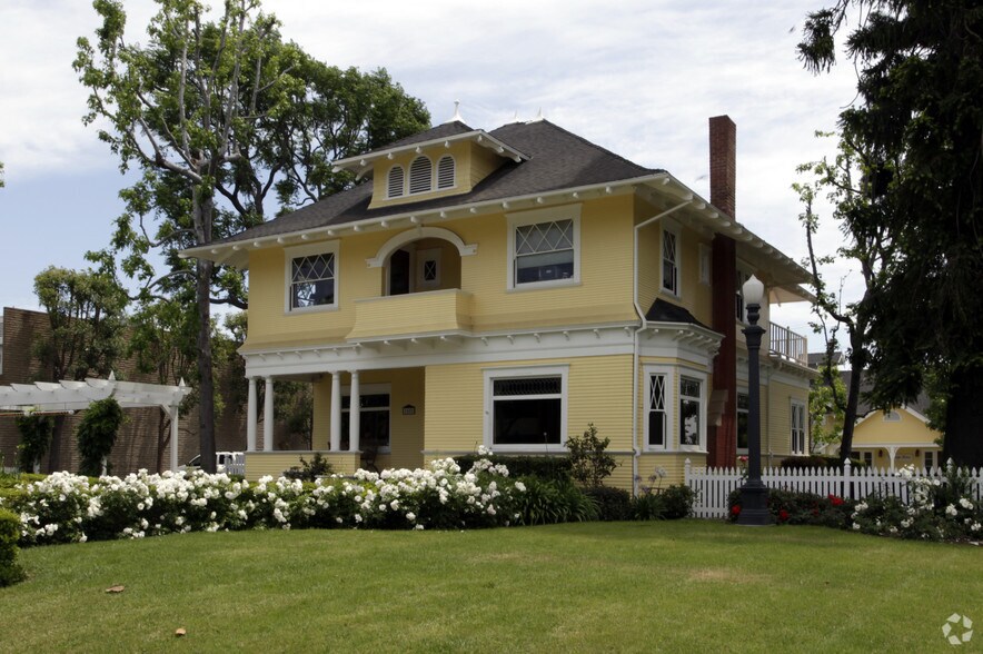 1602-1604 E 4th St, Santa Ana, CA à louer - Photo principale – Image 1 sur 10