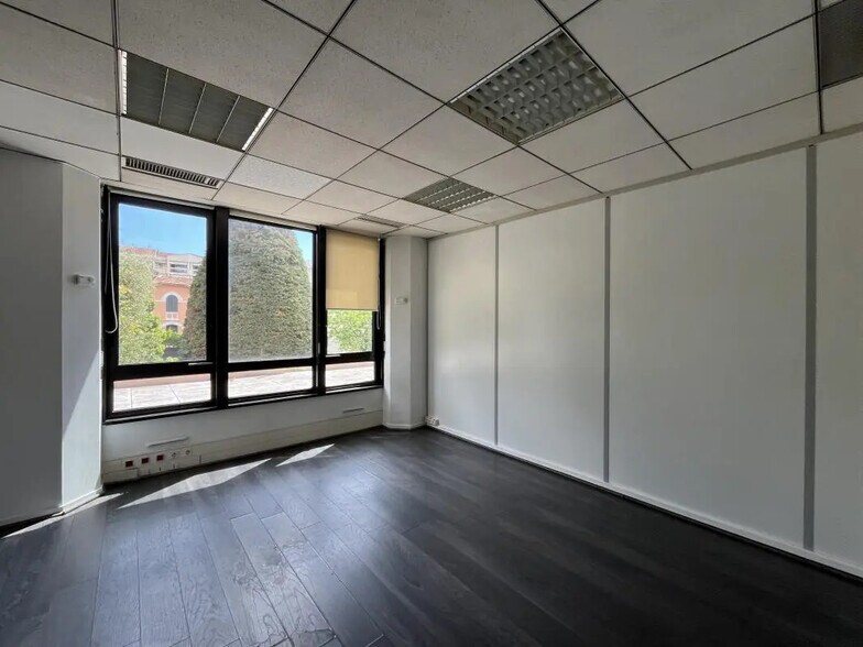 Bureau dans Cannes à louer - Photo de l’immeuble – Image 2 sur 8