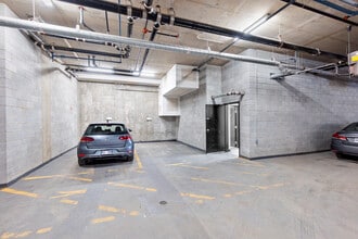 1155 Rue Saint-Charles O, Longueuil, QC à louer Photo intérieure– Image 2 sur 12